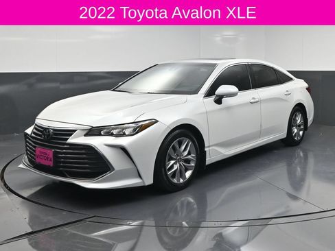 Used 2022 Toyota Avalon XLE w/ Moonroof Package FWD image 2