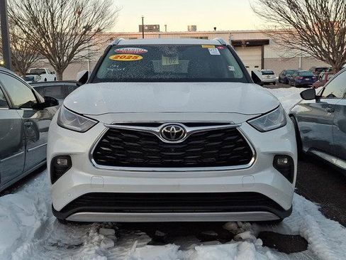 Certified 2025 Toyota Highlander Platinum image 2