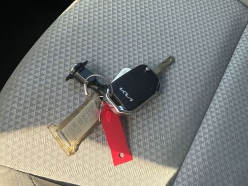 Used 2025 Kia Soul LX w/ LX Technology Package image 18