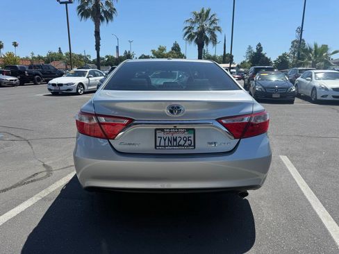 Used 2017 Toyota Camry XLE w/ Moonroof Package FWD image 4