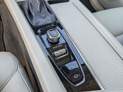 Used 2020 Volvo XC60 T6 Momentum image 31