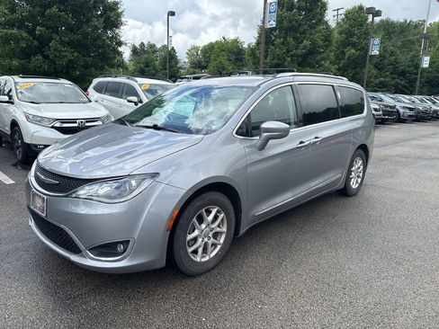 Used 2020 Chrysler Pacifica Touring-L FWD image 3