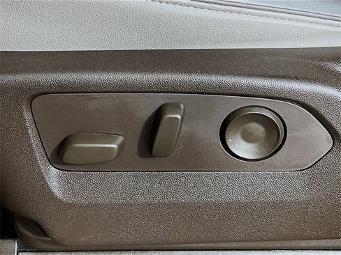 Used 2023 GMC Yukon SLT w/ SLT Luxury Package image 11