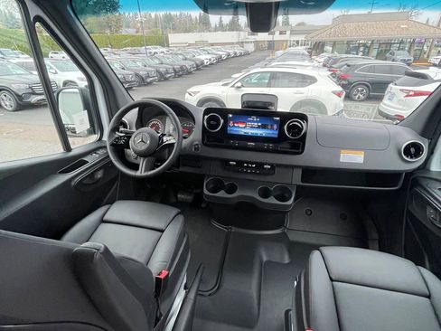 Used 2025 Mercedes-Benz Sprinter 2500 image 6