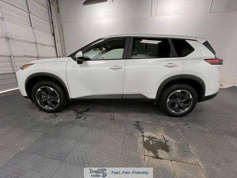 Used 2025 Nissan Rogue SV AWD/4WD image 4