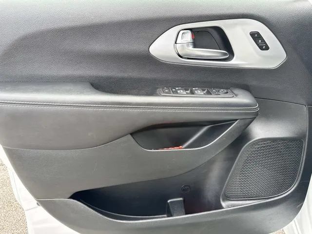 Used 2025 Chrysler Pacifica Limited FWD image 30