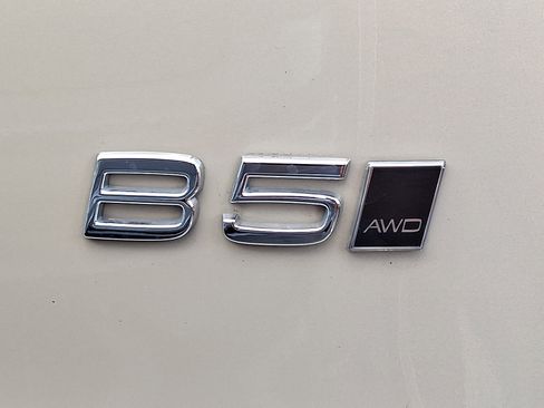 Used 2025 Volvo XC40 B5 Ultra w/ Climate Package image 6