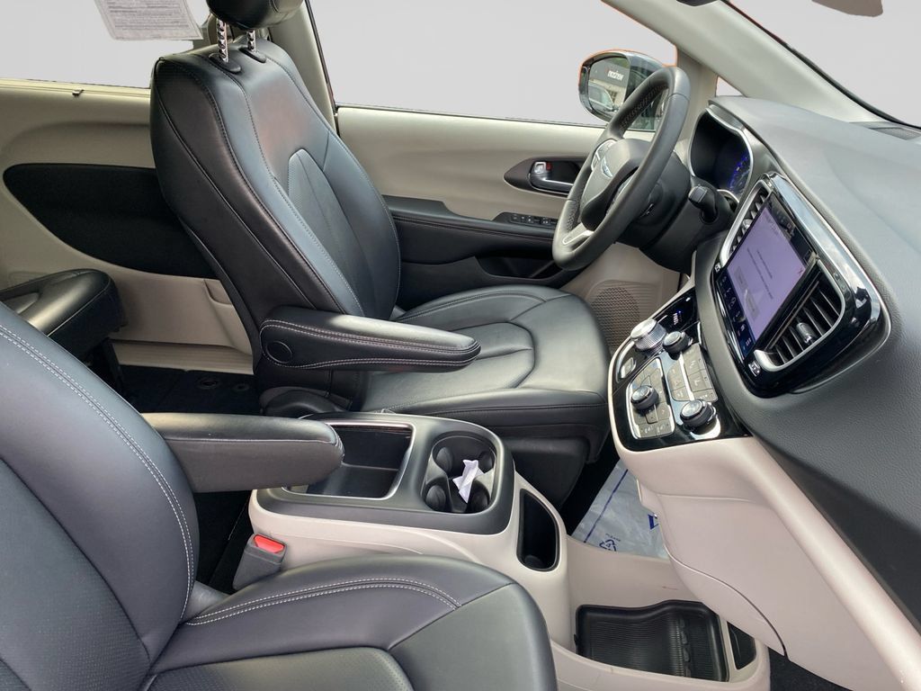 Used 2024 Chrysler Pacifica Touring-L FWD image 10