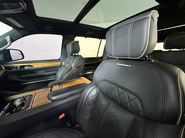 Used 2023 Jeep Grand Wagoneer Series III AWD/4WD image 19