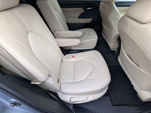 Used 2023 Toyota Highlander XLE FWD image 14