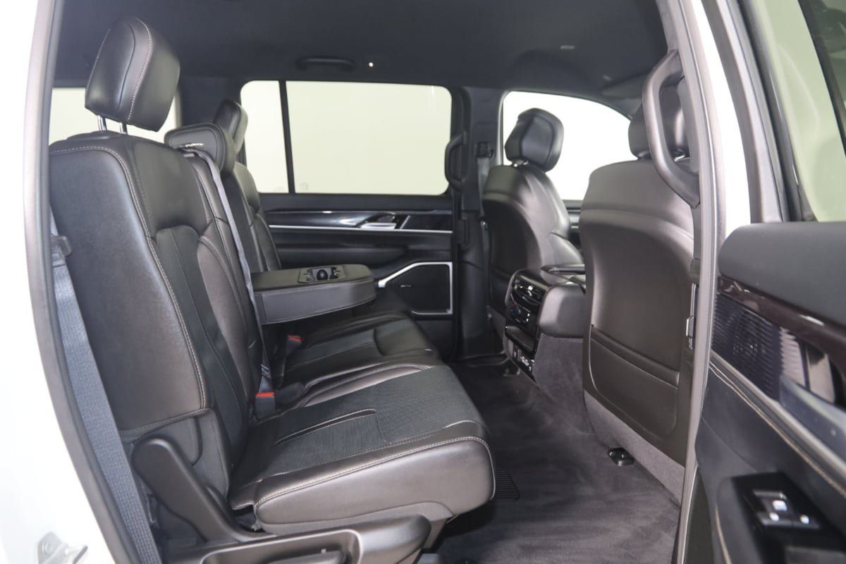 Used 2024 Jeep Wagoneer 4WD image 14