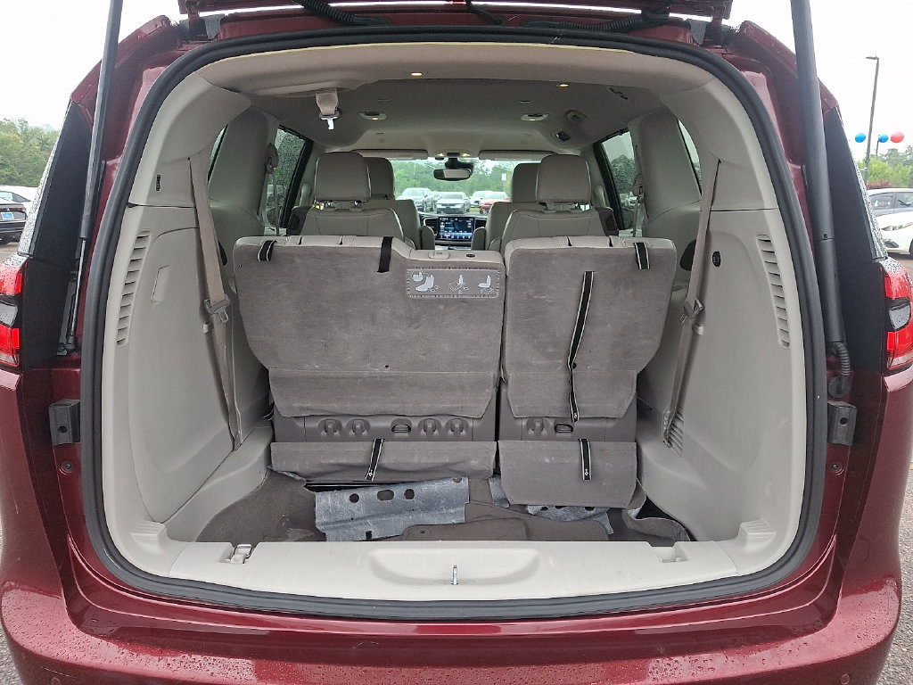 Used 2021 Chrysler Pacifica Touring-L FWD image 28