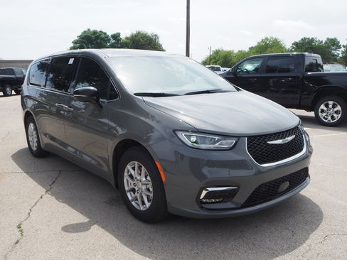 New 2025 Chrysler Pacifica Select w/ Uconnect Theater Family Group image 4