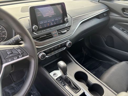 Used 2025 Nissan Altima 2.5 SV FWD image 17