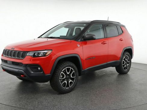 Used 2025 Jeep Compass Trailhawk AWD/4WD image 2