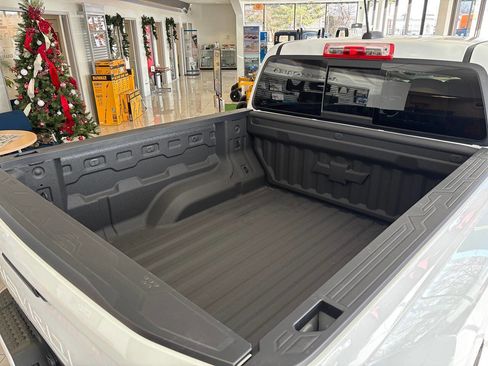 New 2024 Chevrolet Colorado LT w/ LT Convenience Package III image 6