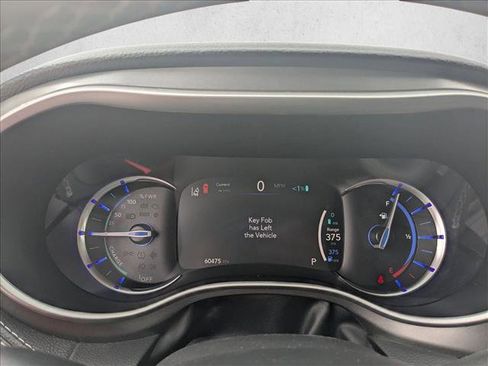 Used 2024 Chrysler Pacifica Limited FWD image 11