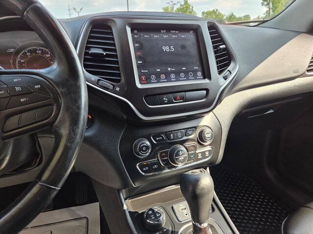 Used 2020 Jeep Cherokee Trailhawk w/ Cold Weather Group AWD/4WD image 17