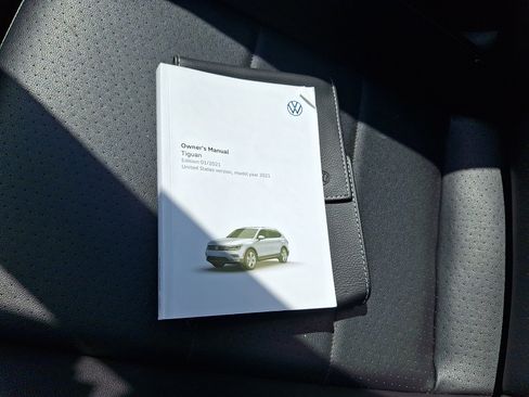 Used 2021 Volkswagen Tiguan SE w/ Panoramic Sunroof Package AWD/4WD image 26