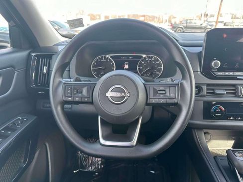 Used 2025 Nissan Pathfinder S image 14