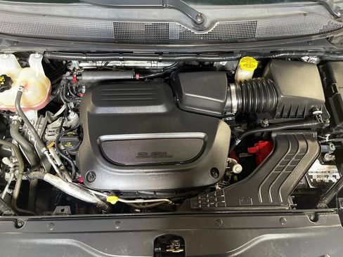 Used 2019 Chrysler Pacifica Limited w/ Advanced Safetytec Group FWD image 10