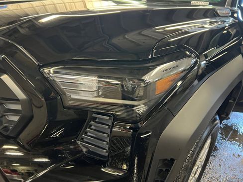 Certified 2025 Toyota Tacoma TRD Off-Road image 30