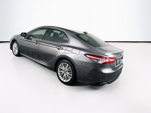 Used 2020 Toyota Camry XLE image 5