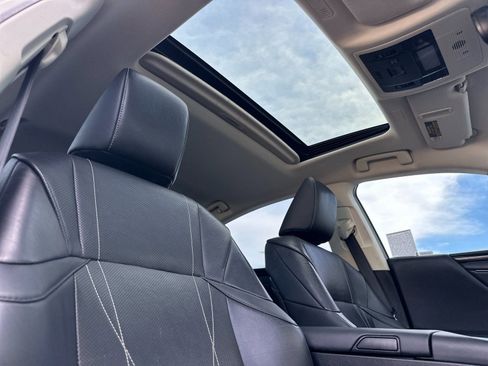 Used 2019 Lexus ES 300h w/ Accessory Package 2 image 17