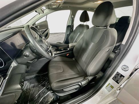 Used 2025 Hyundai Elantra SEL FWD image 15
