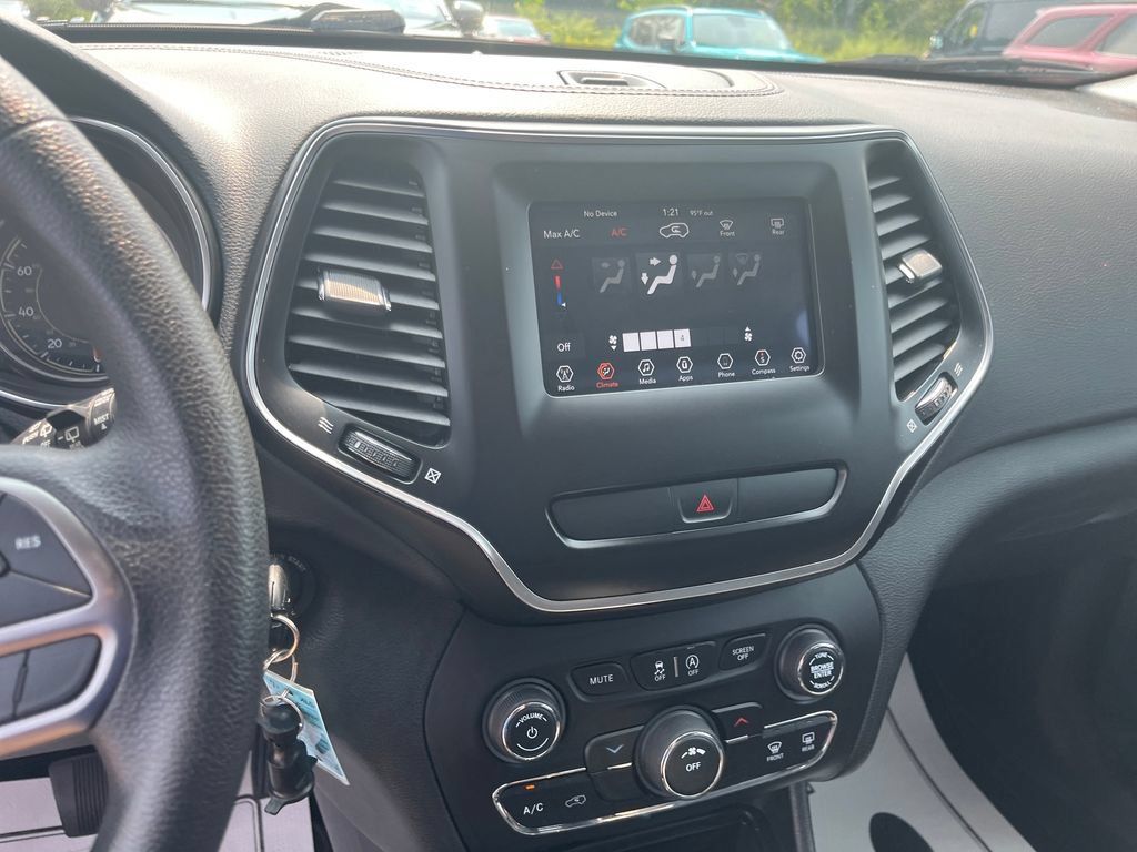 Used 2019 Jeep Cherokee Latitude w/ Popular Appearance Group AWD/4WD image 19