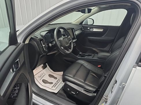 Used 2022 Volvo XC40 T5 Momentum w/ Climate Package image 27