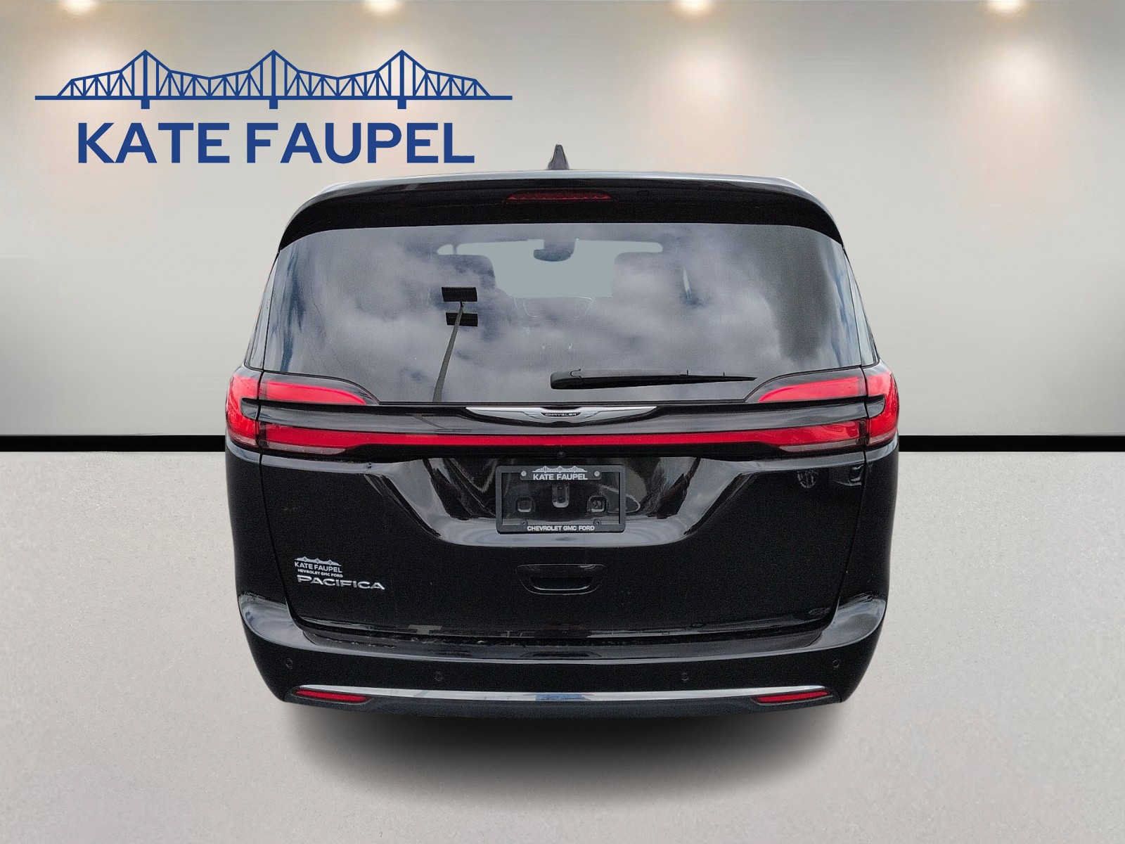 Used 2024 Chrysler Pacifica Touring-L FWD image 6
