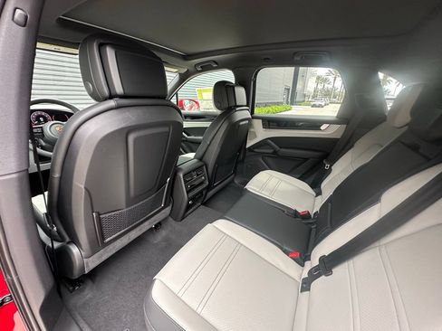 Certified 2025 Porsche Cayenne E-Hybrid AWD/4WD image 33