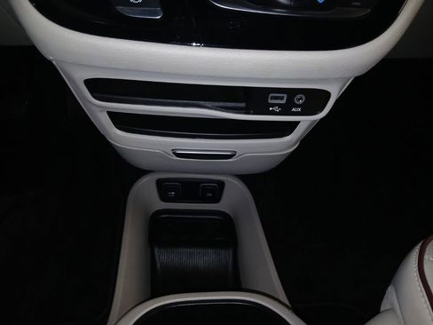 Used 2020 Chrysler Pacifica Limited FWD image 20