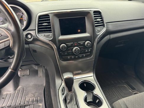 Used 2020 Jeep Grand Cherokee Laredo image 16