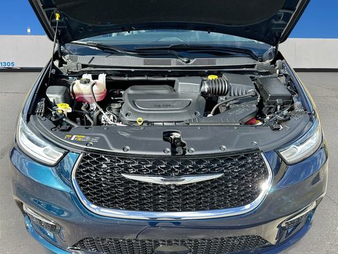 Used 2023 Chrysler Pacifica Touring-L image 29