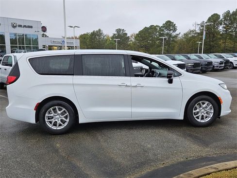 New 2026 Chrysler Pacifica Select image 15
