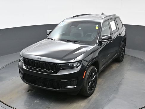 Used 2025 Jeep Grand Cherokee Altitude AWD/4WD image 36