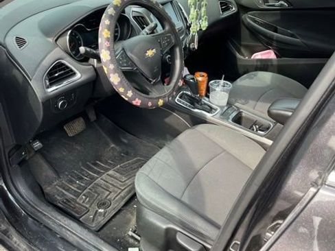 Used 2017 Chevrolet Cruze LT image 7