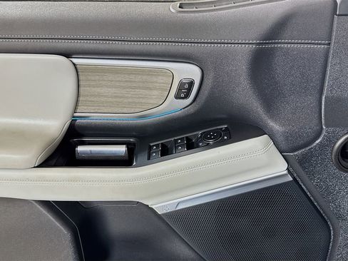 Used 2025 Ford Expedition Platinum image 16