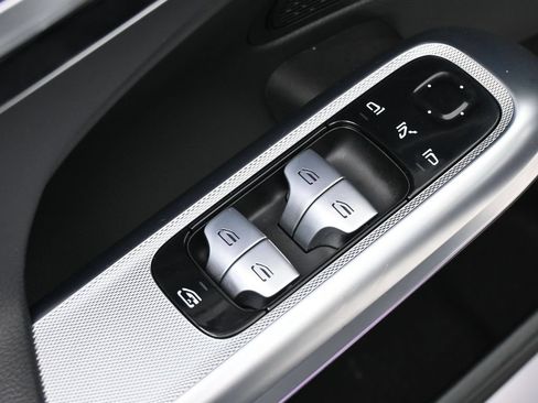 Used 2025 Mercedes-Benz E 350 Sedan image 13