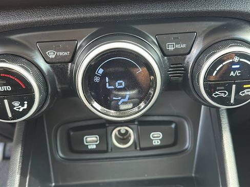 Used 2023 Hyundai Venue SEL FWD image 25