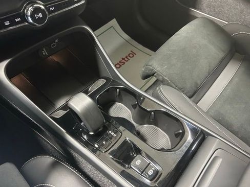 Used 2025 Volvo XC40 B5 Plus image 22