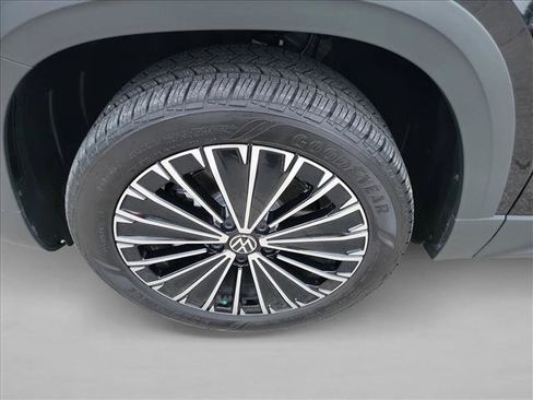 Used 2025 Volkswagen Taos SE w/ Panoramic Sunroof Package image 11