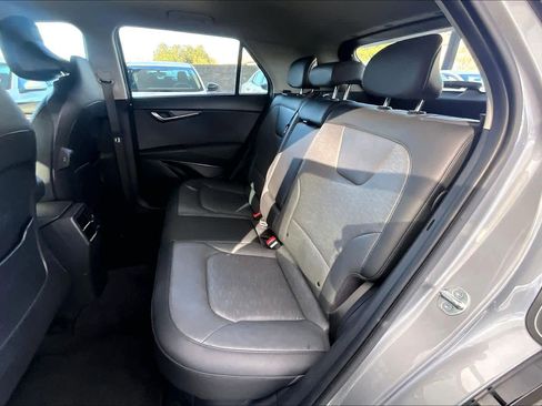 Used 2023 Kia Niro SX image 19