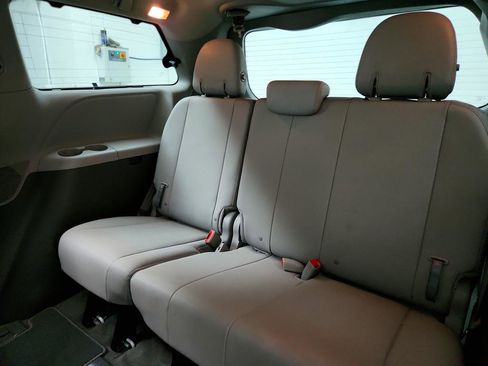Used 2018 Toyota Sienna XLE image 25