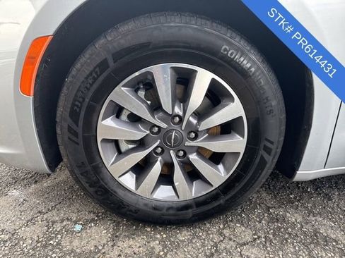 Used 2023 Chrysler Pacifica Touring-L image 4