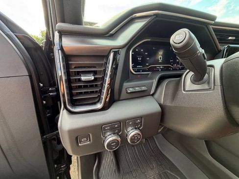Used 2024 GMC Sierra 3500 Denali Ultimate AWD/4WD image 4