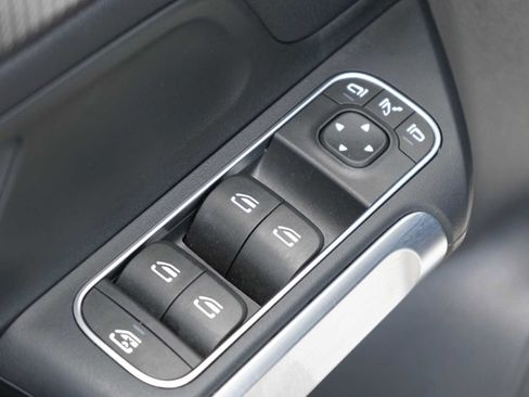 Used 2023 Mercedes-Benz EQB 300 4MATIC image 18