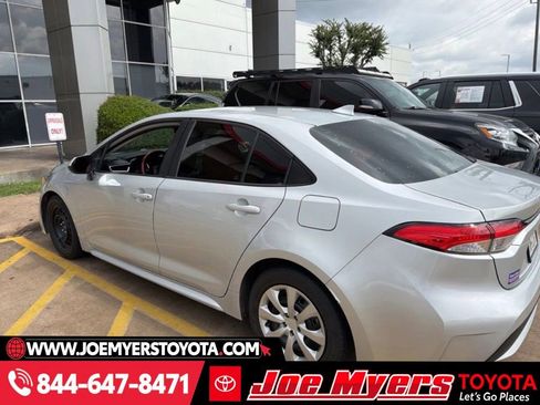 Used 2020 Toyota Corolla LE image 2